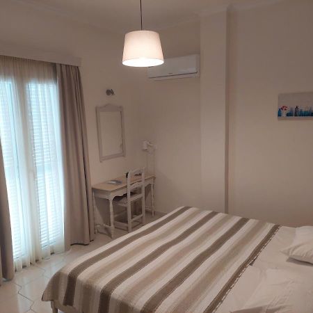 Alkyon Hotel Kamári エクステリア 写真