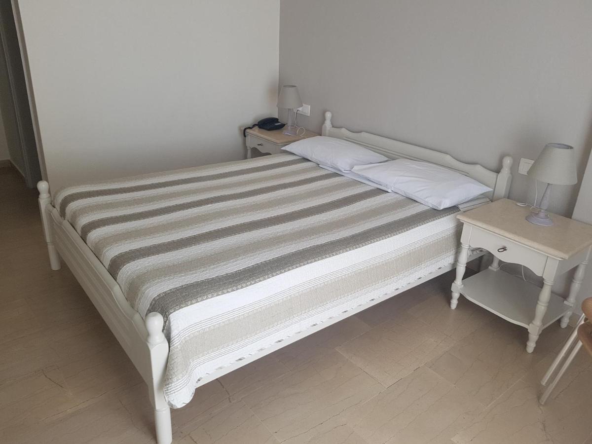 Alkyon Hotel Kamári エクステリア 写真