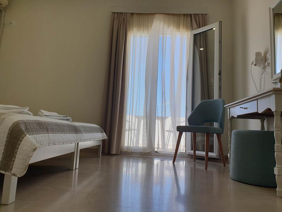 Alkyon Hotel Kamári エクステリア 写真