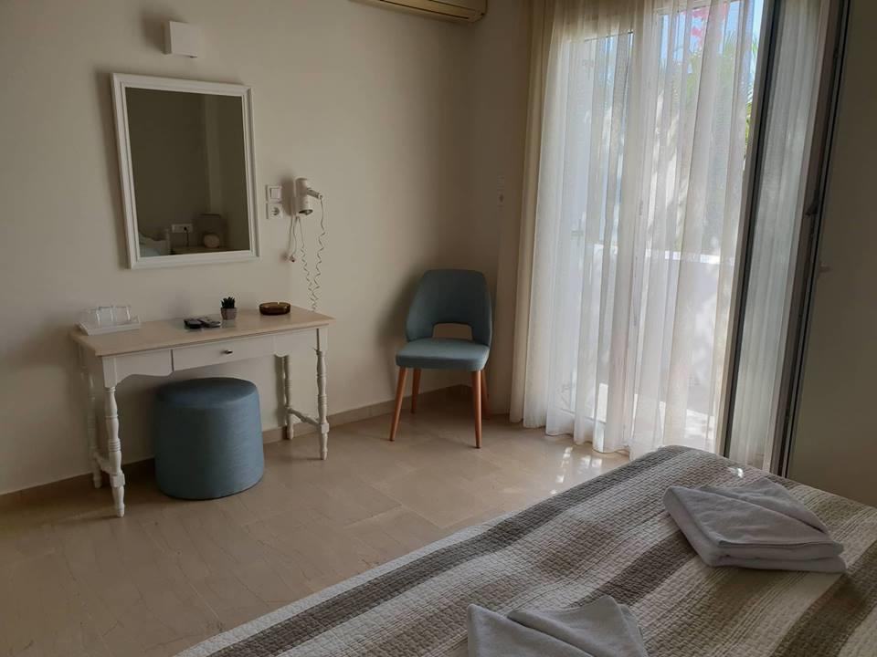 Alkyon Hotel Kamári エクステリア 写真